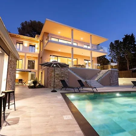 Appart Hotel 4 Chambres Piscine & Jacuzzi A Saint-Raphael Appartement