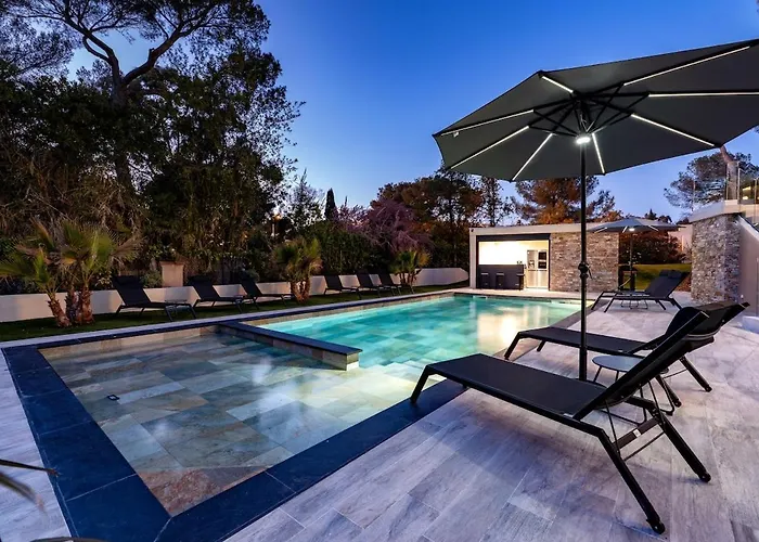 4 - Parking - Piscine Commune Saint-Raphaël