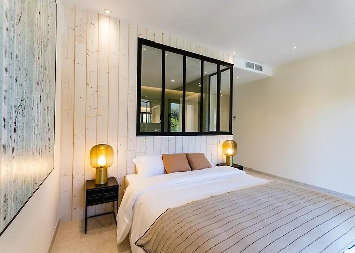 4 - Parking - Piscine Commune Saint-Raphaël